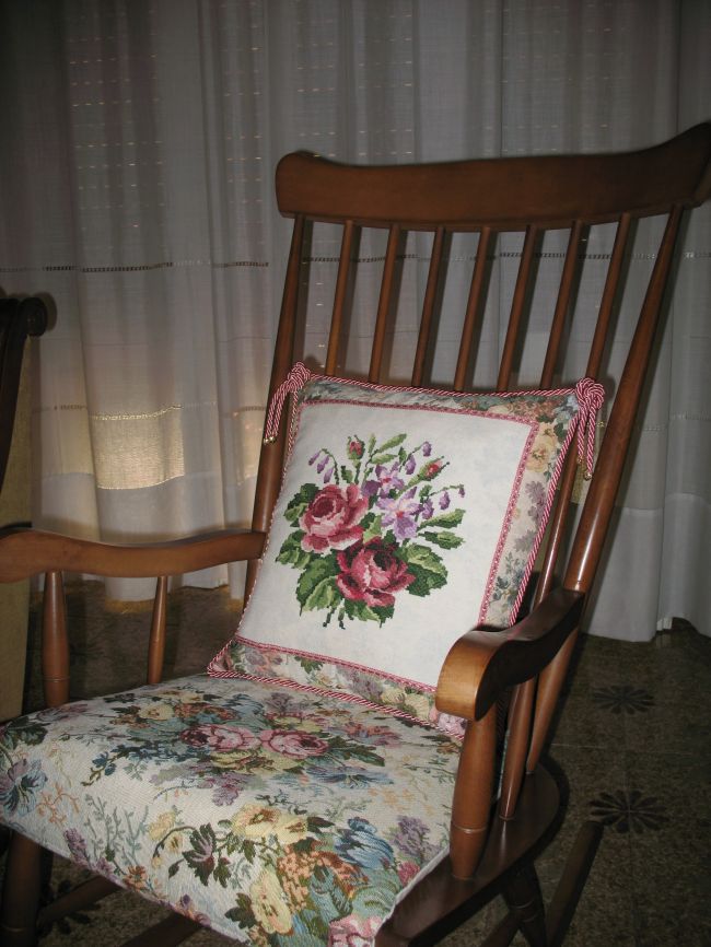 Cuscino con rose per sedia a dondolo - Dall'album di Barbara69