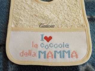 Bavaglino Amo le coccole della mamma_2