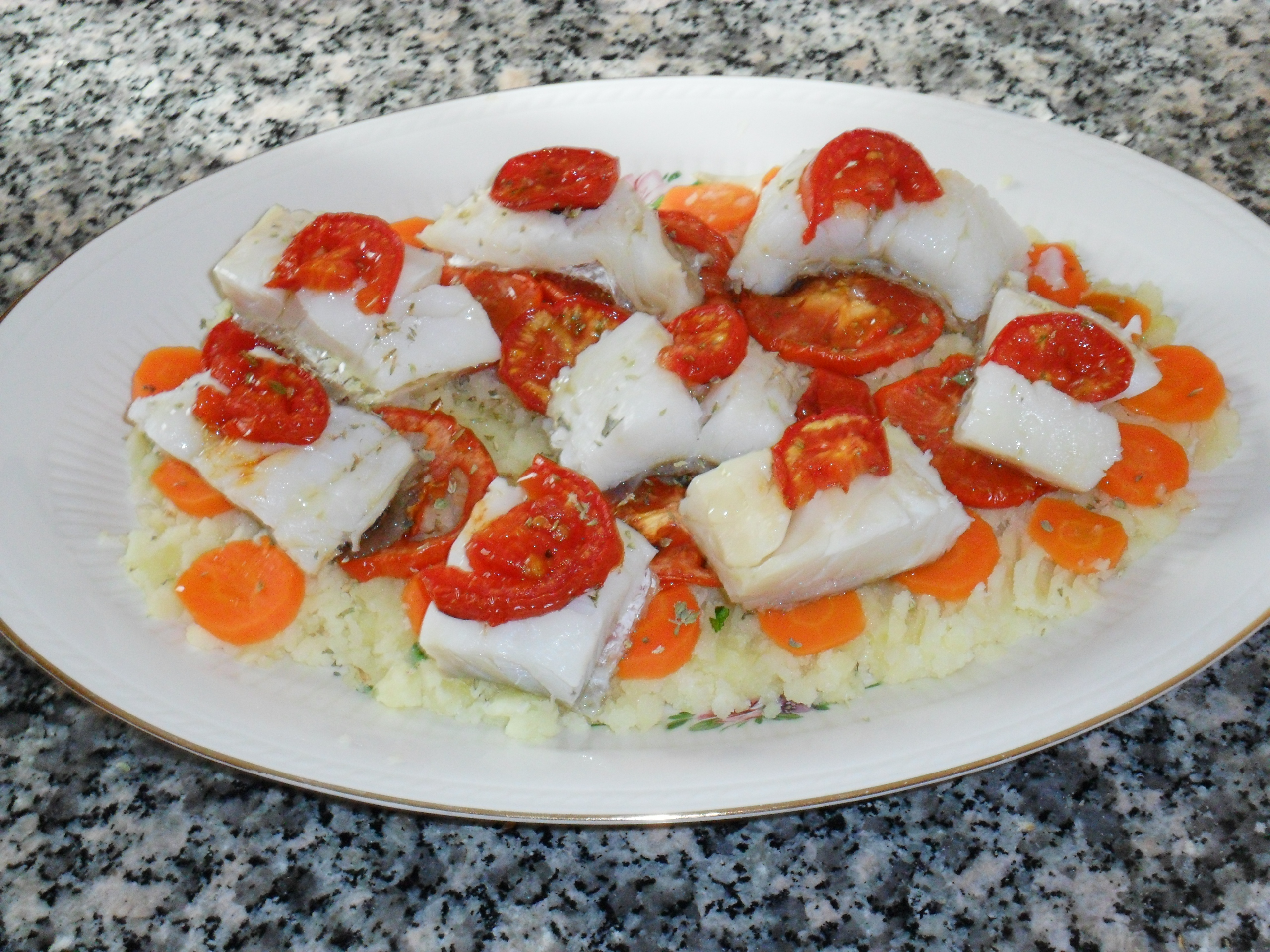 Pesce stocco su un letto di patate e carote - Ricette di ...