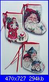 Vermillion Stitchery - schemi e link-antique-santa-mini-stockings-jpg